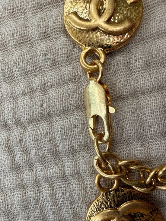 💚Vintage Chanel CC Medallion Necklace Green Gripoix Beads & Gold Tone Chain✨ - Picture 11 of 11